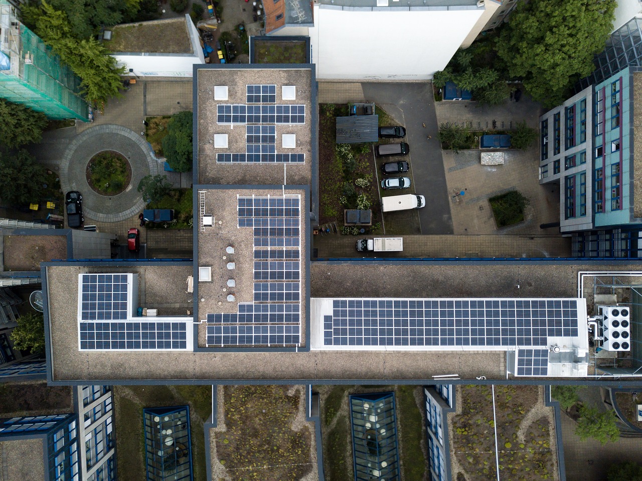 Solarni paneli na strehi stavbe.